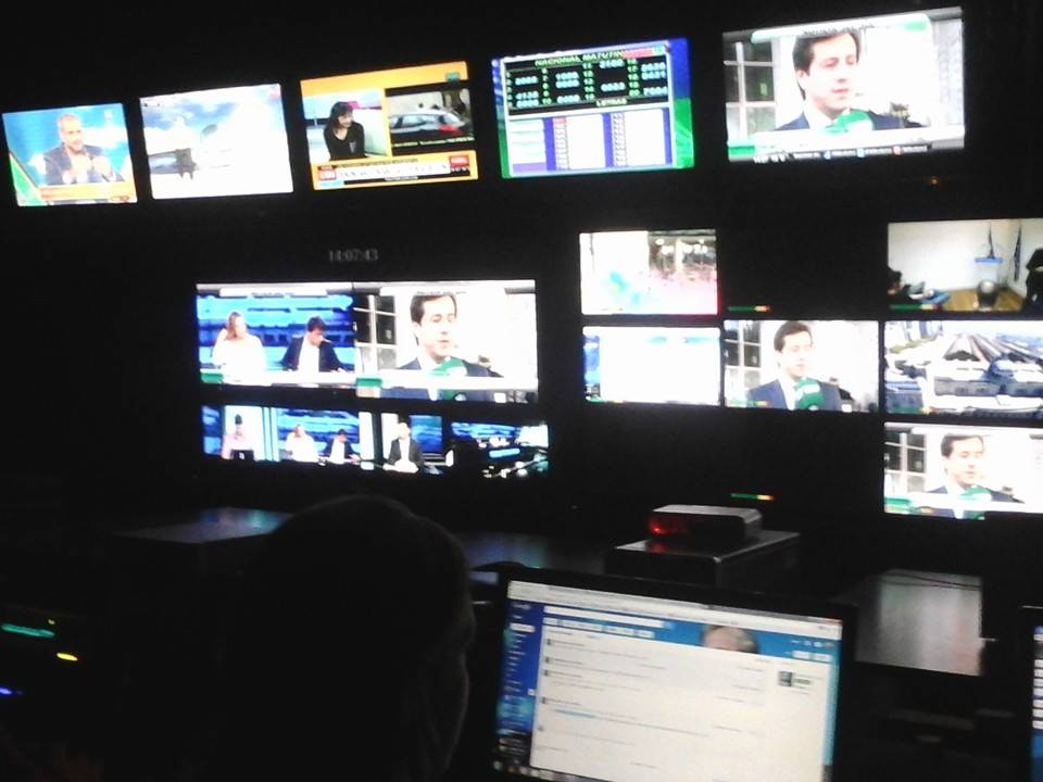 Control de producción del estudio de 360 TV. Switcher Grass Valley con 1 bus de efectos, 5 LEDs Samsung con Telecentro analógico para monitorear otros canales, playout Omneon y pc de producción. En la foto no sale el videoajuste robótico de cámaras (control de colorimetría, luminancia, crominancia, etc.) y la cabina de sonido. Esta configuración se repite en otros estudios de Endemol solo que varían cosas como el generador de carácteres, el Playout, la consola de sonido, etc.