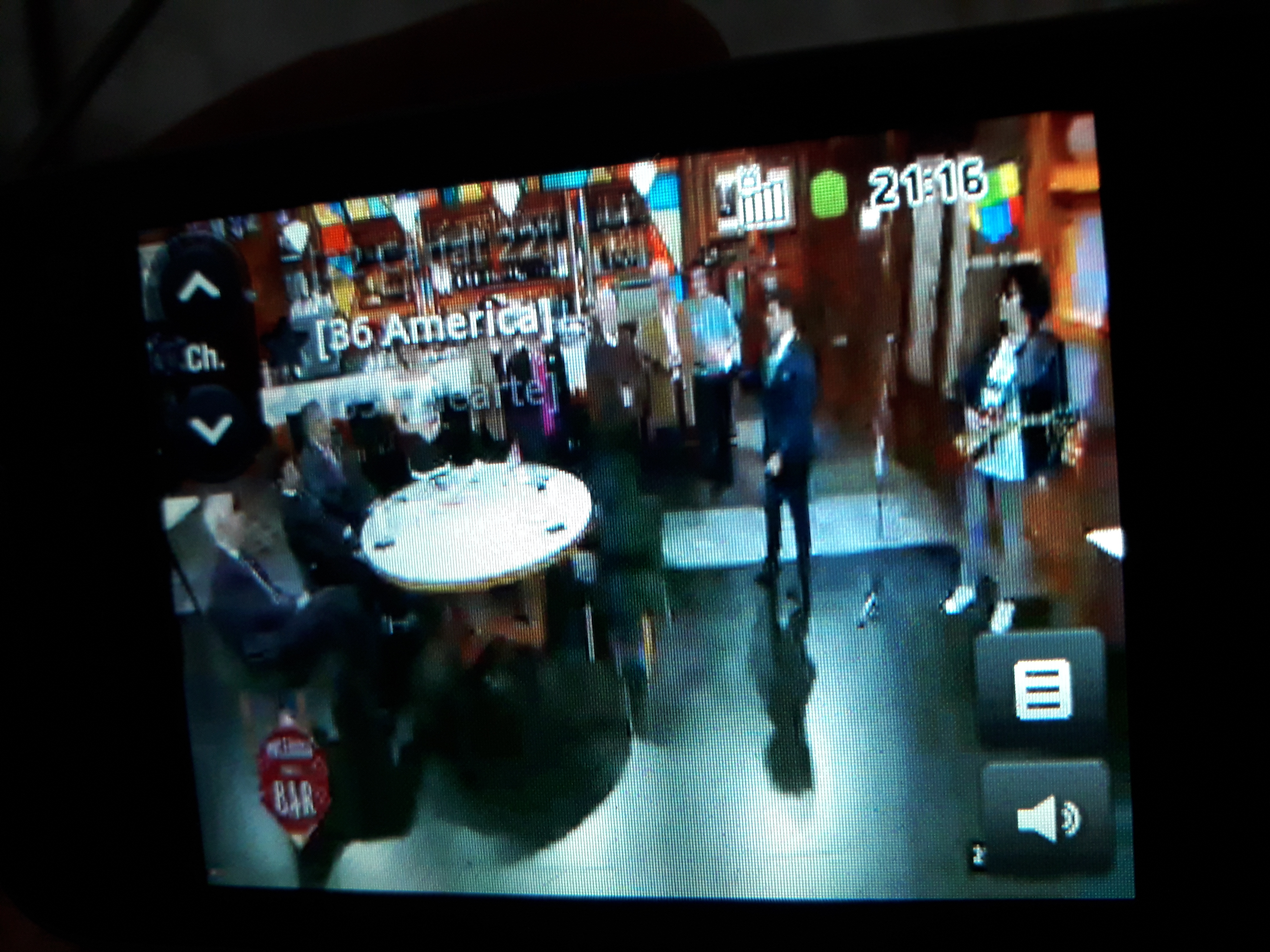 Telefono samsung 2012 con television digital. Hasta ayer me marcaba menos de una rayita. Ahora me marca al 100%. Es el que mejor señal tiene.